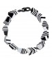 Collier noir et blanc en résine
