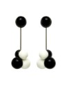 Boucles d'oreilles atome noir et blanc en résine marion godart